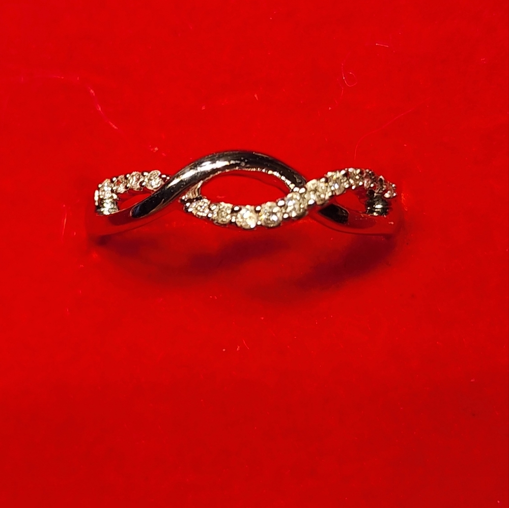 10k white gold ribbon diamond ring size 7